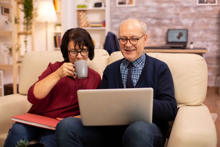 The Best Tablets and Laptops for Seniors: A 2025 Buyer’s Guide